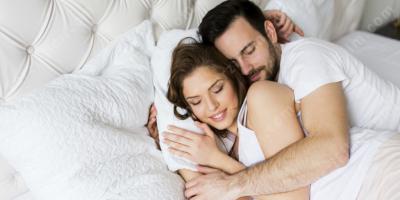 erkek ve kadın aynı yatağı paylaşıyor filmleri